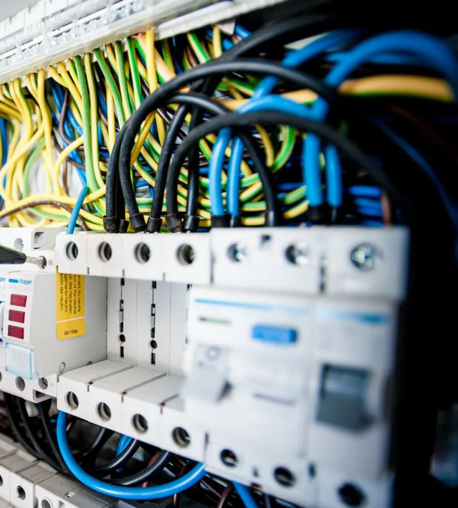 Tablero eléctrico con llaves térmicas, disyuntor y cableado ordenado